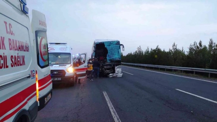 Şanlıurfa'da yolcu otobüsü tırla çarpıştı: 10 yaralı