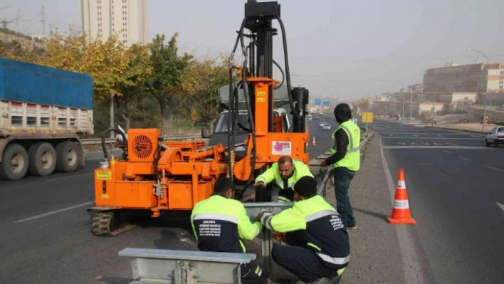 Şanlıurfa'da yollara ikaz lambası