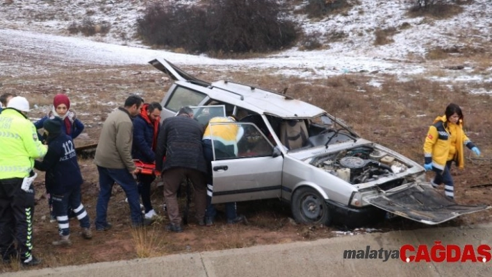 Şarampole devrilen otomobil hurdaya döndü: 4 yaralı