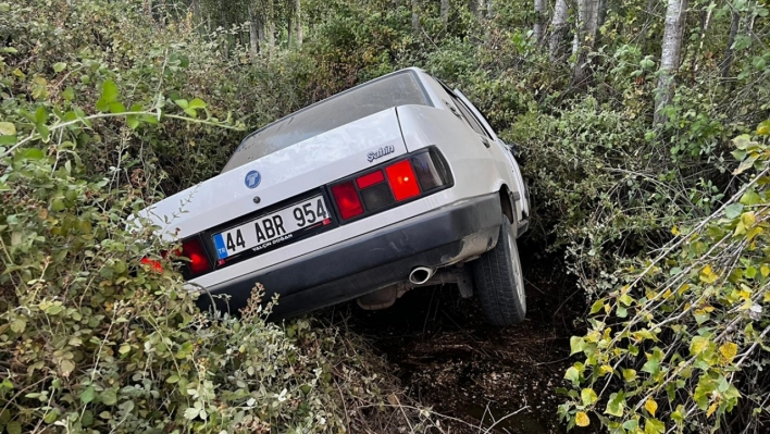 Şarampole devrilen otomobildeki 2 kişi yaralandı