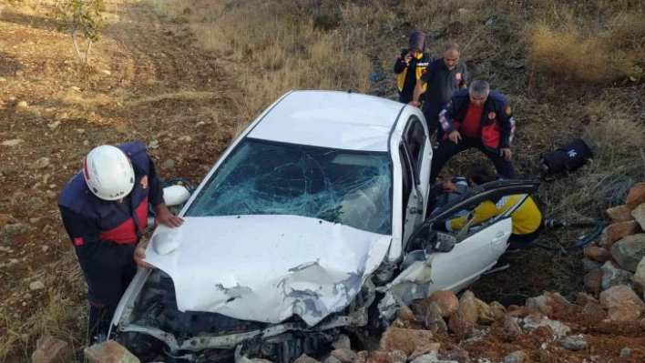 Şarampole devrilen otomobilin sürücüsü yaralandı