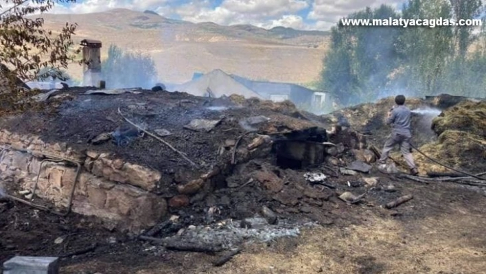 Sarıkamış'ta çıkan yangında ev ve ahır yandı