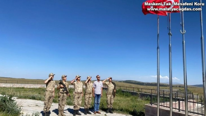 Sarıkamış'ta jandarma şehitliklerin bayraklarını değiştirdi