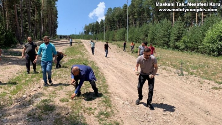 Sarıkamış'ta vatandaşlar kayak merkezinin taşlarını temizledi