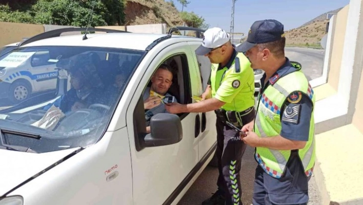 Sason'da bayram dolayısıyla artan araç hareketliliği nedeniyle trafik denetimleri sıklaştırıldı