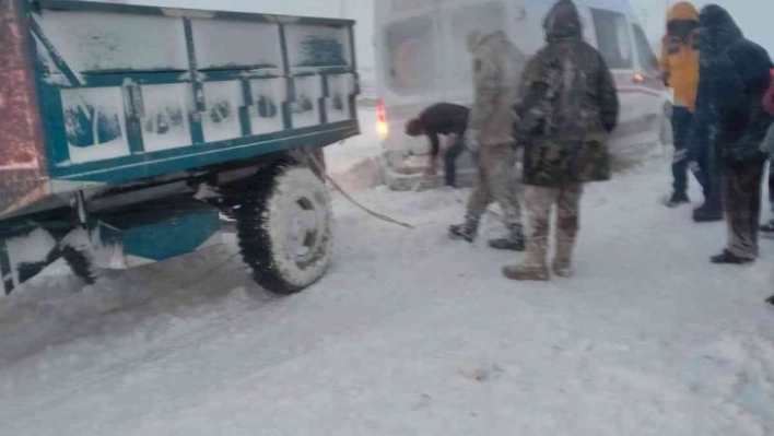 Sason'dan Batman'a hasta taşıyan ambulans yolda kaldı, jandarma ve köylüler seferber oldu