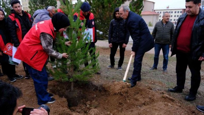 SCÜ'de onlarca fidan toprakla buluştu