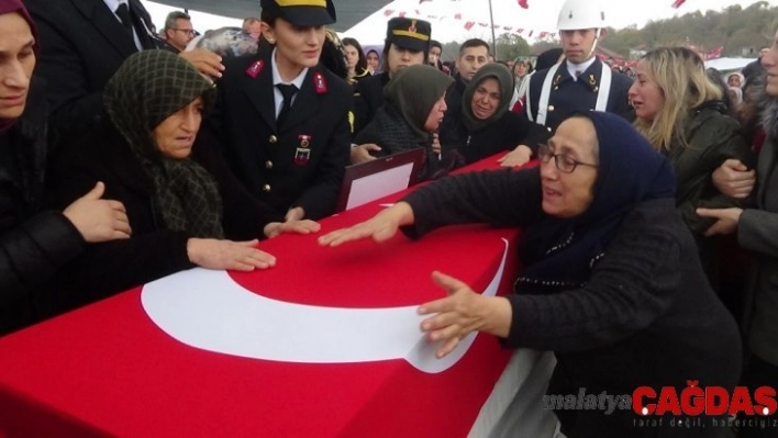 Şehit düşen oğlunun tabutuna sarılıp, 'Gitme' diye ağladı