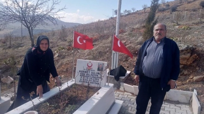 Şehit mezarındaki Türk Bayrağı'na Jandarma hassasiyeti