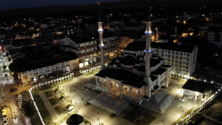 Selçuklu mimarisiyle yapılan Recep Tayyip Erdoğan Camii göz kamaştırıyor