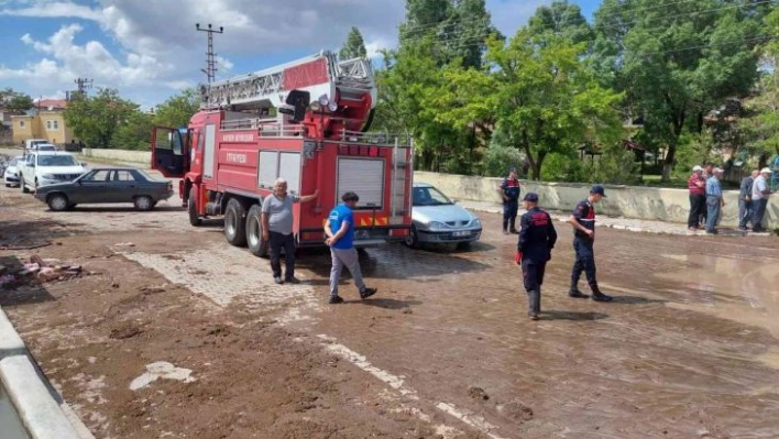 Selde araçları çamura saplanan 5 kişi kurtarıldı