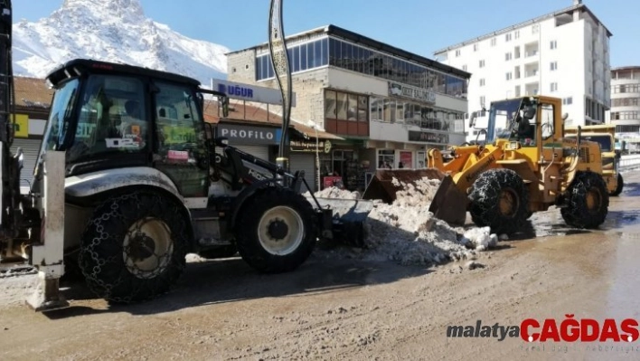 Şemdinli Belediyesinden kar mesaisi