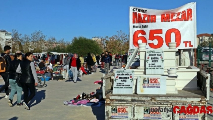 Semt pazarında hazır mezarı görenler araca akın etti