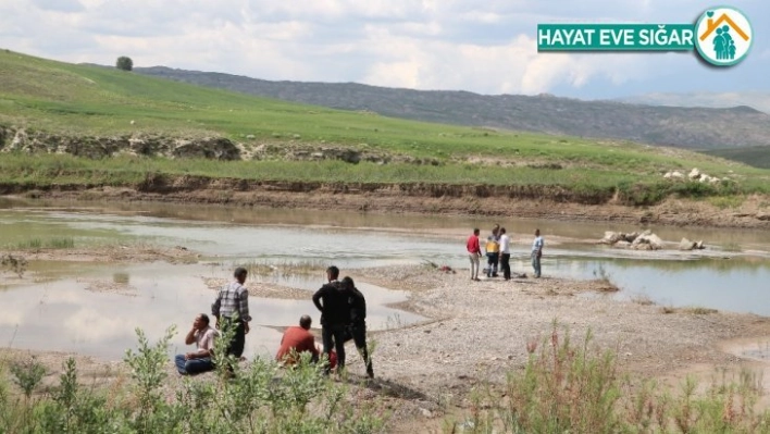 Serinlemek için Kızılırmak'a giren çocuklardan haber alınamıyor