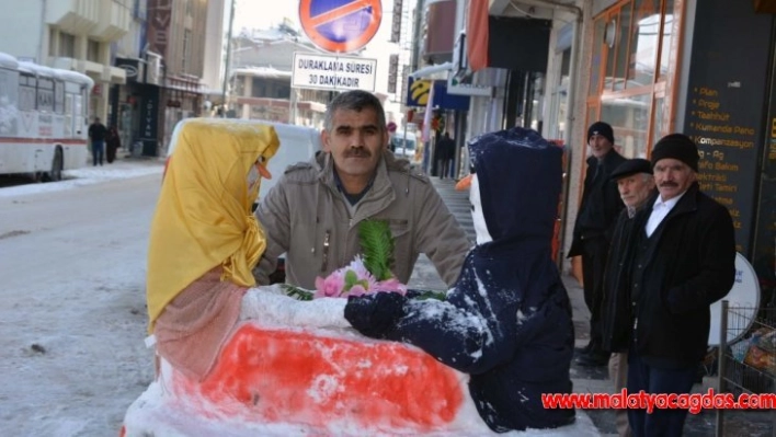 Sevgililer Günü'ne özel kardan sevgili yaptılar