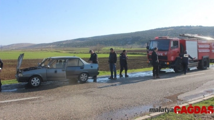 Seyir halindeki aracın motoru yandı