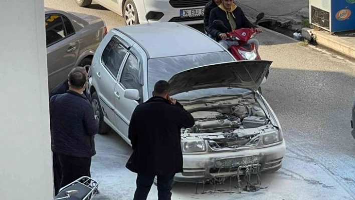 Seyir halindeki LPG'li otomobil cadde ortasında alev aldı