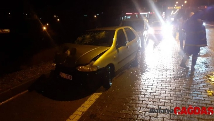 Seyir halindeki tıra çarpan otomobilin sürücüsü yaralandı