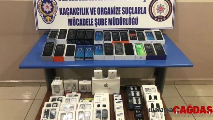 Seyyar satıcıdan 90 bin liralık kaçak telefon çıktı