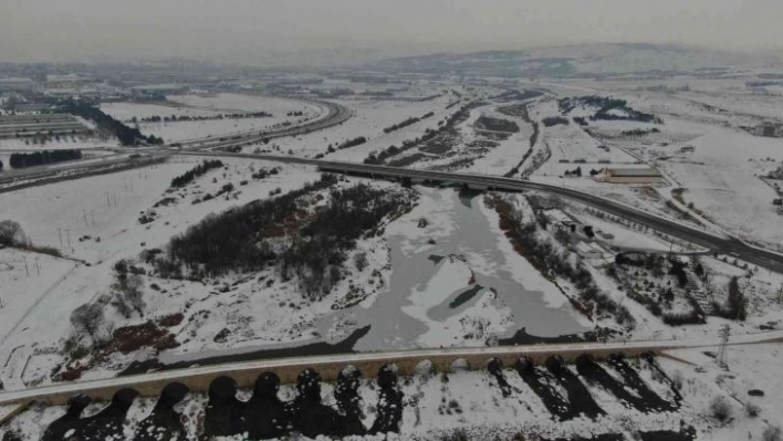 Sibirya soğukları göl ve ırmağı dondurdu