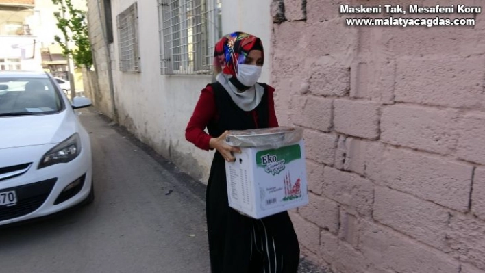 Sıcak sıcak hazırlanan iftar yemekleri tek tek evlere bırakılıyor