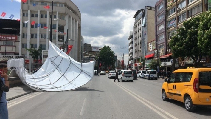 Şiddetli rüzgar, iftar çadırını uçurdu