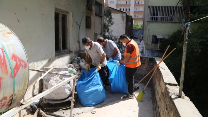 Siirt Belediyesi, çöp evi temizleyerek ilaçladı