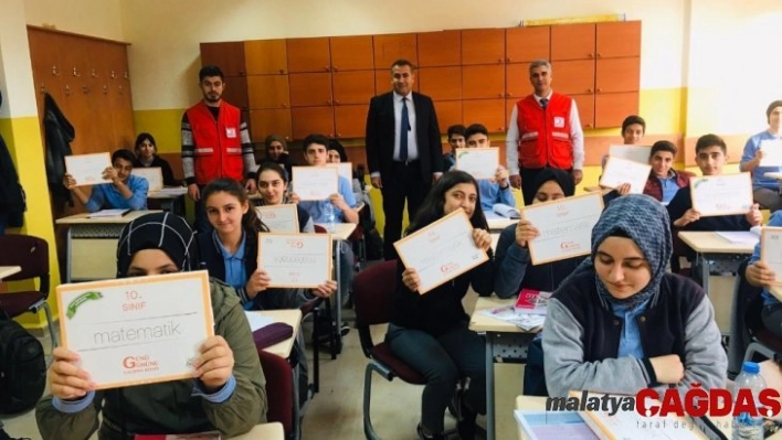 Siirt Kızılay Şubesinden lise öğrencilerine kitap yardımı