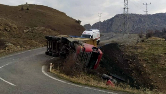 Siirt'te virajı alamayan tır devrildi:1 yaralı