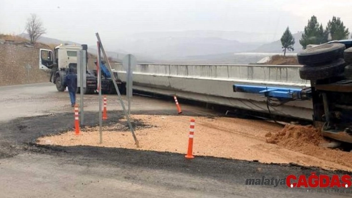 Siirt'te virajı alamayan tır devrildi: 1 yaralı