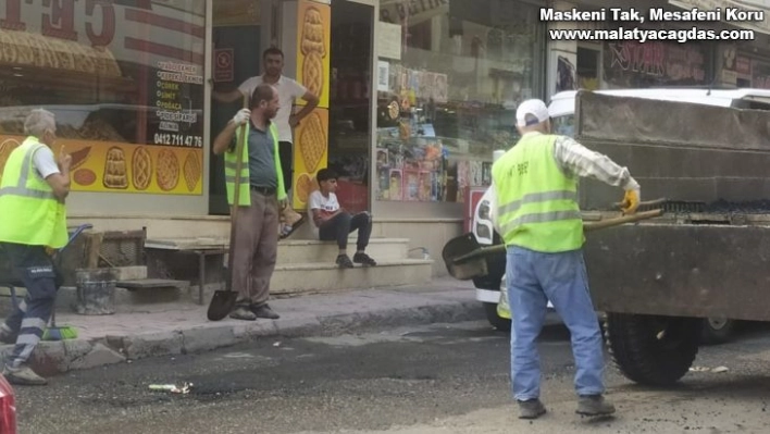 Silvan'da bozulan ve aşınan yollara asfalt yama çalışması yapıldı