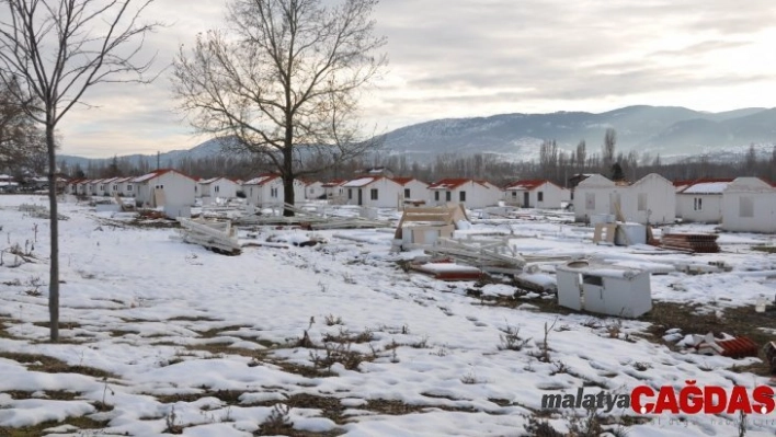 Simav'da depremin izleri siliniyor