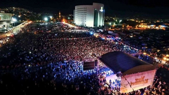 Gençler, sınav yorgunluğunu Canbay ve Wolker konserinde attı