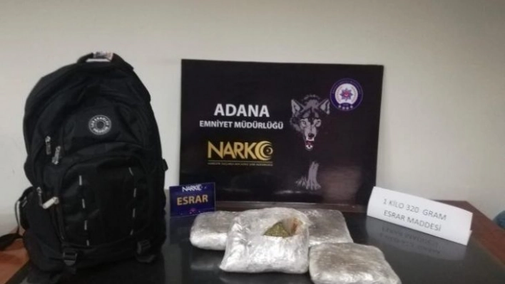 Sırt çantasından 1 kilo 320 gram esrar ele geçirildi