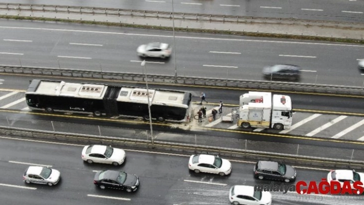 Şişli'de seyir halindeki metrobüste yangın çıktı