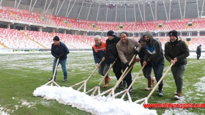 Sivas 4 Eylül Stadyumu kardan temizleniyor