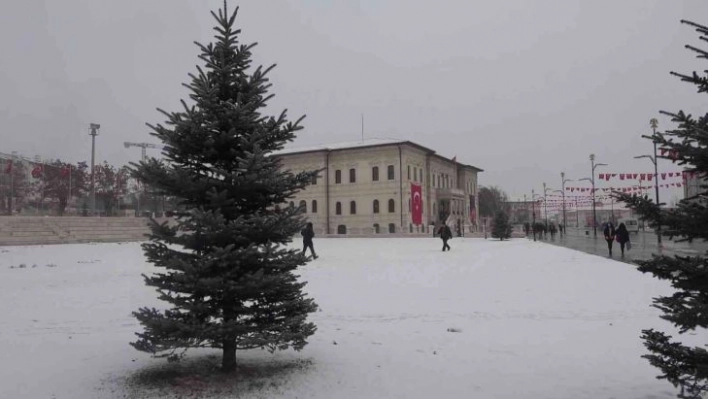 Sivas'a yaz gelmiyor, kent beyaza büründü