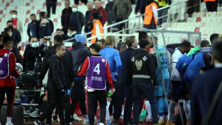 Sivasspor-Adana Demirspor maçı bitti tünelde tartışma çıktı