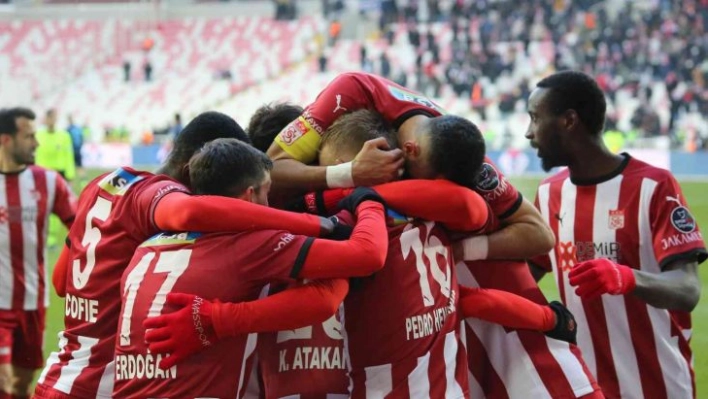 Sivasspor'da 2 futbolcu ceza sınırında