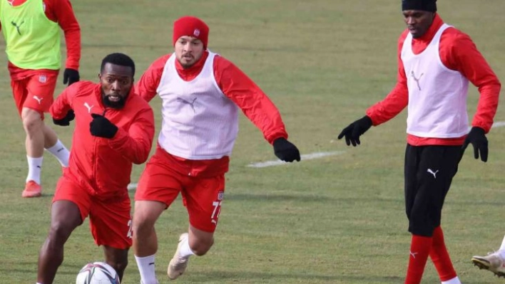 Sivasspor'da Ahmet ve Cofie ceza sınırında