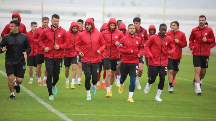 Sivasspor, sağanak yağış altında çalıştı