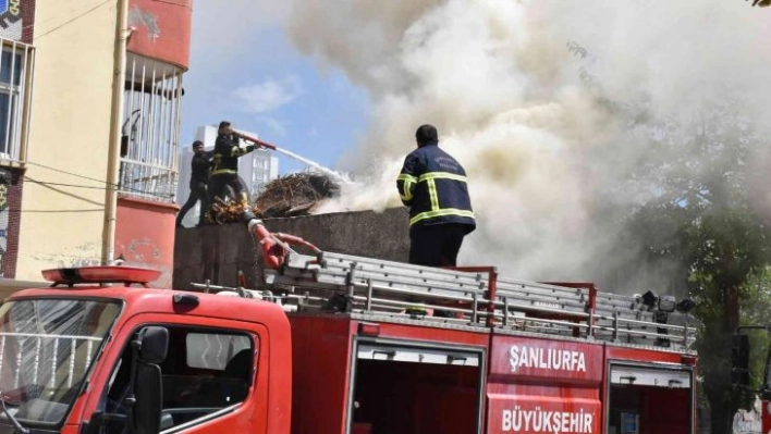 Siverek'te çatı yangını yürekleri ağza getirdi