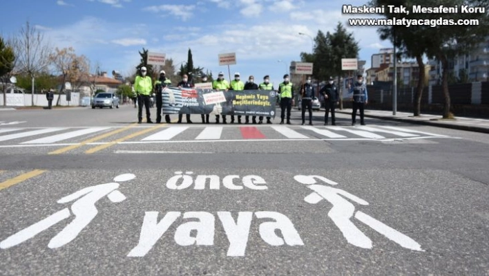 Siverek'te, yaya geçitlerinde öğrencilerle 'kırmızı çizgi' etkinliği