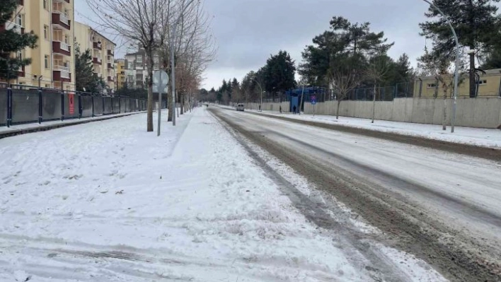 Siverek'te yoğun kar ve tipi hayatı durma noktasına getirdi