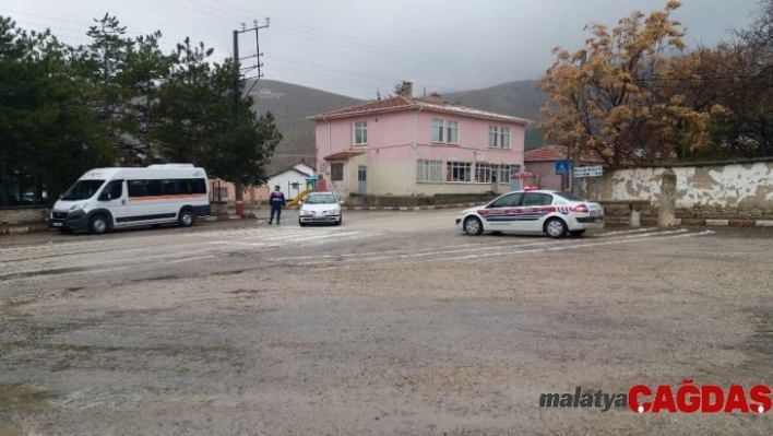 Sivrihisar'da Jandarma Trafik Timi okul önünde servis şoförleri denetledi