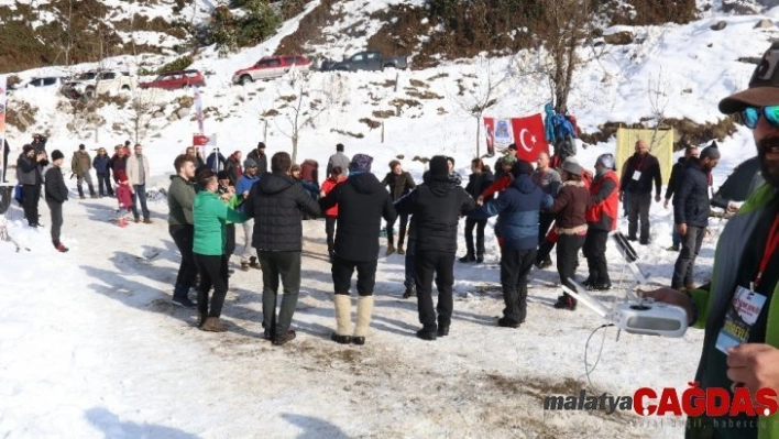 Soğuğa aldırmadan gölde yüzdüler