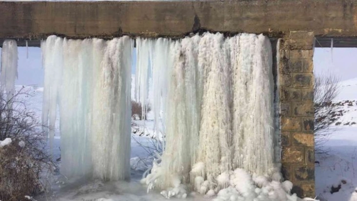 Soğuk hava dev buz sarkıtları oluşturdu