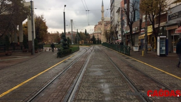 Soğuk hava ve yağış pazar günü eve hapsetti