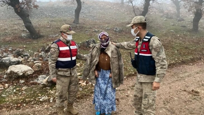 Soğuktan bitkin düşen kayıp kadını jandarma ekipleri parkasıyla ısıttı