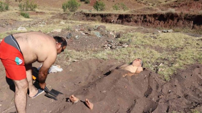 Söğütlü derenin mineralli kumlarında şifa arıyorlar